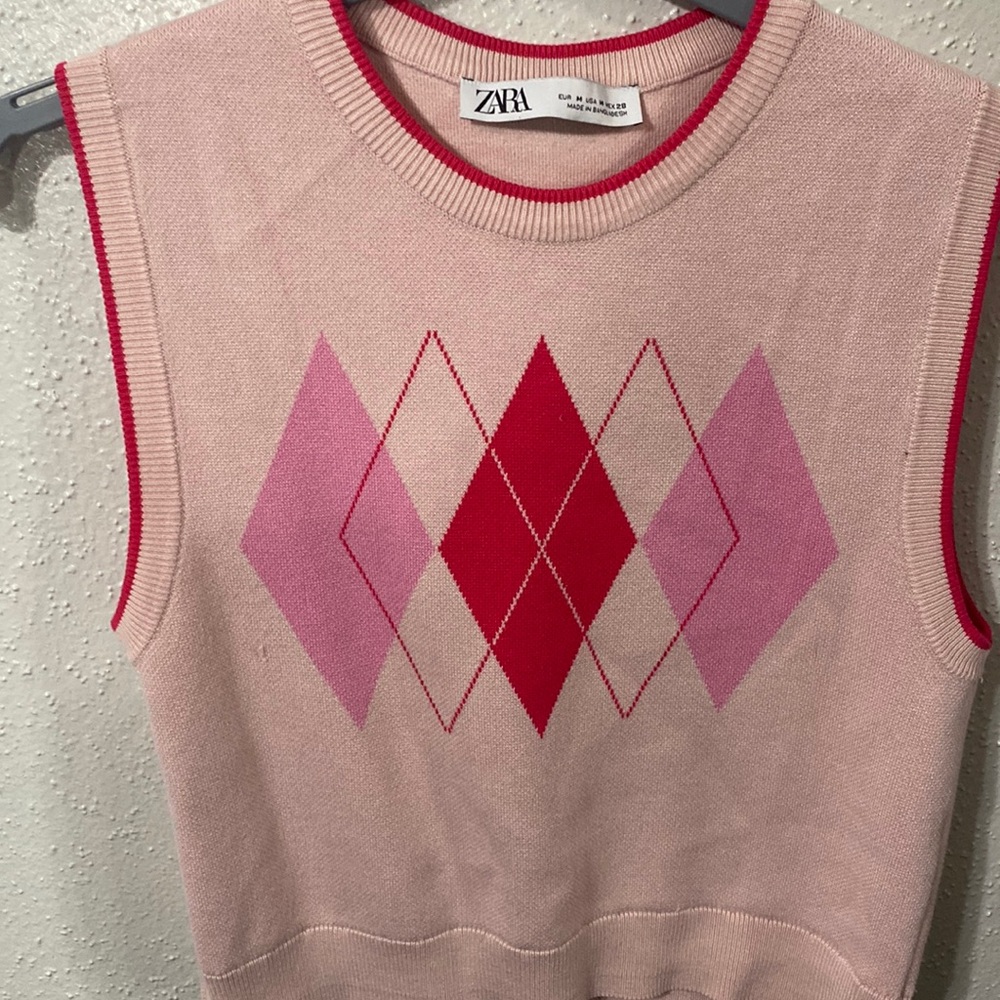 Zara crop vest
Color: Pink
Size: Medium